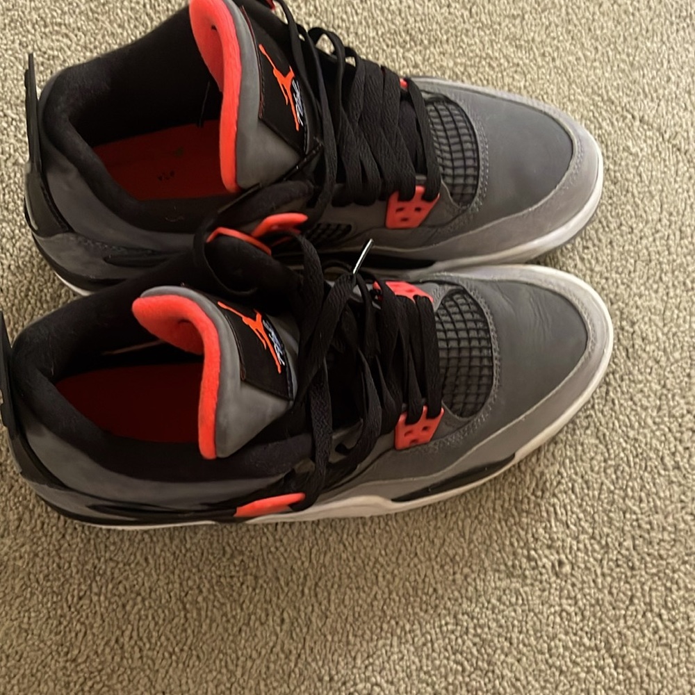 Jordan 4 Retro Size 7 youth. In good condition